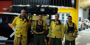 Bomberos de Arroyito partieron a colaborar en La Granja