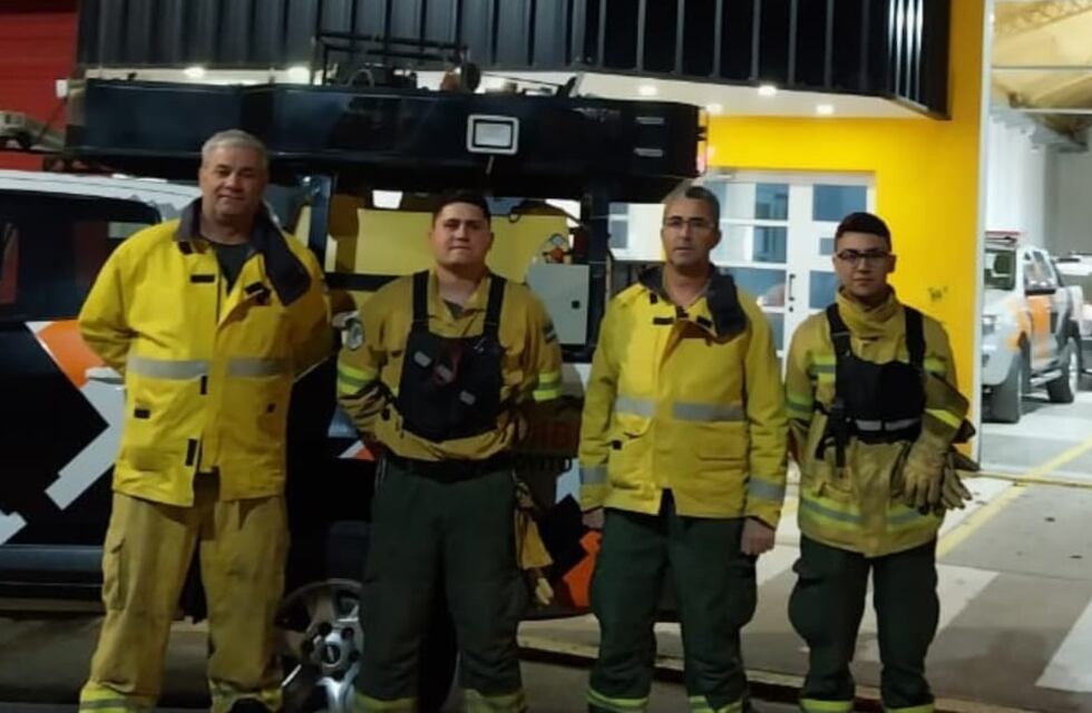 Una dotación del cuerpo activo de Bomberos de Arroyito se sumaron a combatir el incendio en La Granja