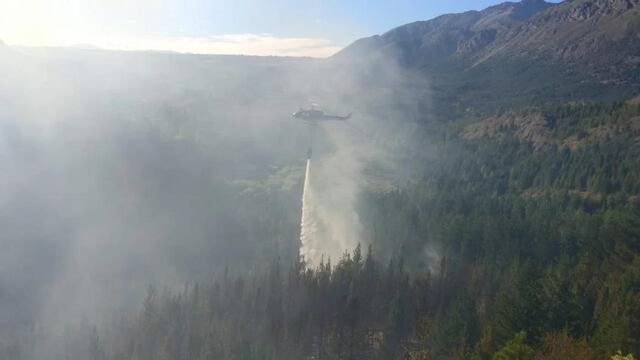 Cayó un helicóptero que combatía los incendios en la Patagonia.