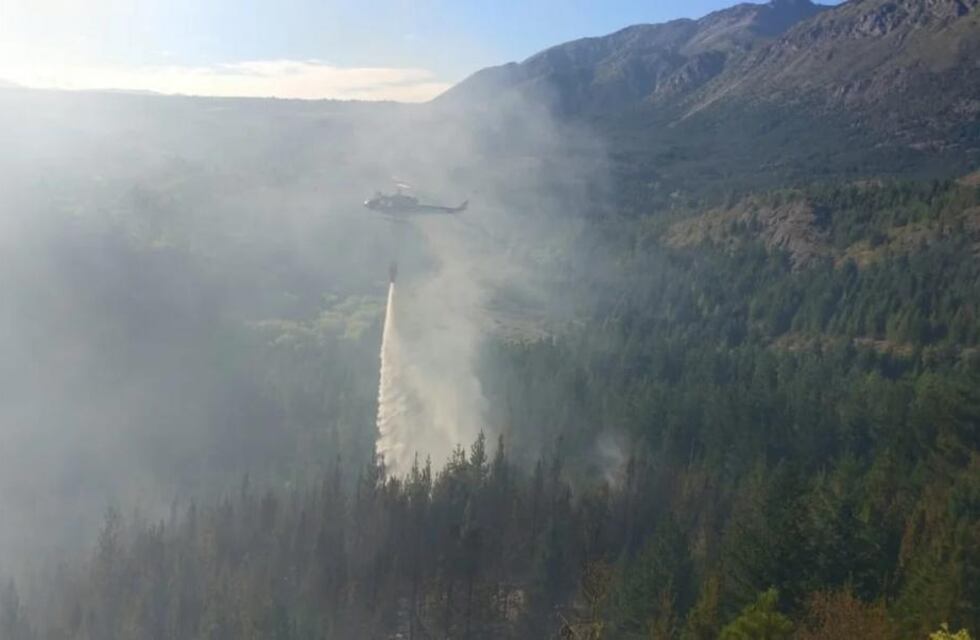 Cayó un helicóptero que combatía los incendios en la Patagonia: hay dos muertos