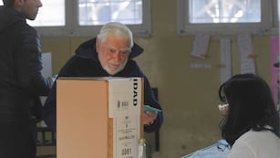 Salvador, al momento de votar, en las PASO 2023 de Mendoza. Foto: José Gutierrez / Los Andes
