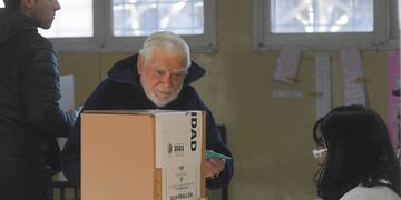 Salvador, al momento de votar, en las PASO 2023 de Mendoza. Foto: José Gutierrez / Los Andes