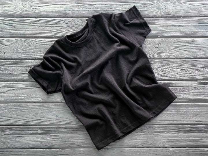 Lavar al revés, en frío y con detergentes adecuados son claves para que negro y azul no pierdan su intensidad.