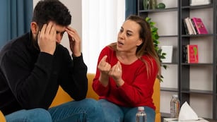 El hábito de señalar los errores ajenos es un tema recurrente en parejas, grupos de amigos y espacios laborales.