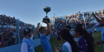 Los hinchas de Racing de Nueva Italia recibieron al equipo campeón en el Miguel Sancho con una gran fiesta. Foto Javier Ferreyra
