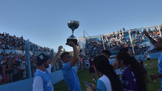 Los hinchas de Racing de Nueva Italia recibieron al equipo campeón en el Miguel Sancho con una gran fiesta. Foto Javier Ferreyra