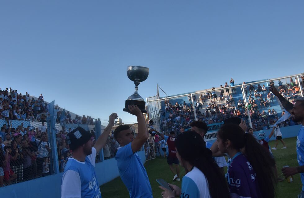 Racing volvió campeón: la ansiada vuelta olímpica en Nueva Italia
