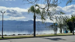 Costanera del lago San Roque. Carlos Paz.