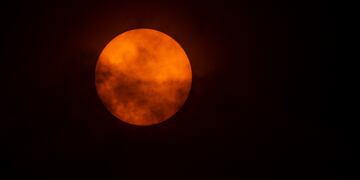 Expectativa en toda Argentina por el eclipse total de Sol, un fenómeno que recién se repetira en 2048. (MARTIN BERNETTI / AFP)