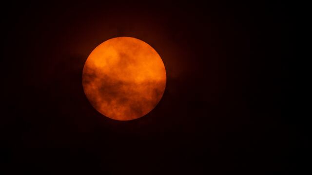Expectativa en toda Argentina por el eclipse total de Sol, un fenómeno que recién se repetira en 2048. (MARTIN BERNETTI / AFP)