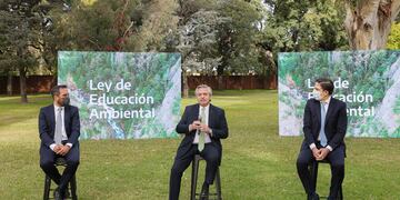Alberto Fernández junto a los ministros Nicolás Trotta y Juan Cabandié, en el anuncio hoy la promulgación de lal ey de Educación Ambiental Integral.
