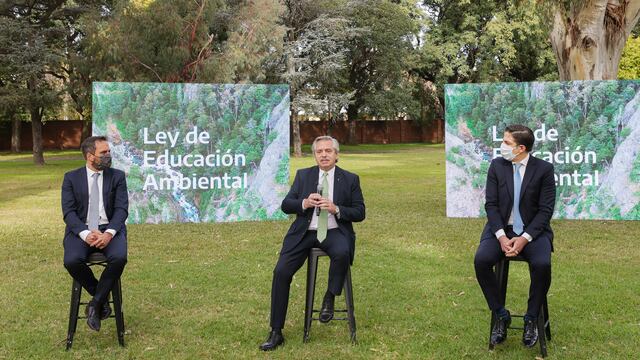 Alberto Fernández junto a los ministros Nicolás Trotta y Juan Cabandié, en el anuncio hoy la promulgación de lal ey de Educación Ambiental Integral.