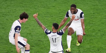 Festejos de Cuti Romero por la Europa League. Belgrano lo celebro, y hubo chicana de Talleres.