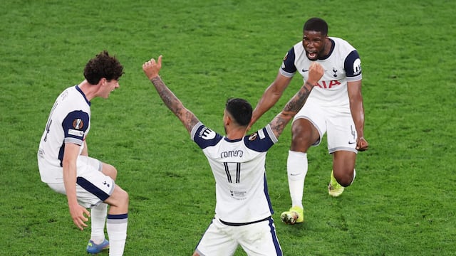 Festejos de Cuti Romero por la Europa League. Belgrano lo celebro, y hubo chicana de Talleres.