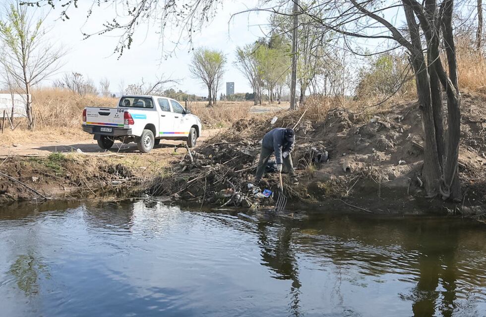 Investigan el hallazgo del cuerpo de una mujer en un canal de Córdoba