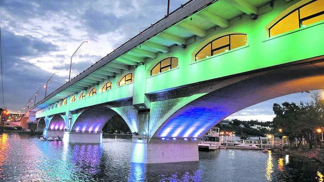 El remodelado puente Uruguay, uno de los íconos de Villa Carlos Paz que ahora luce a pleno.