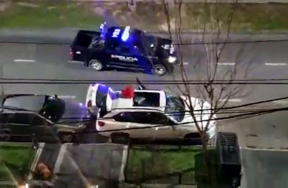 Una mujer rompió camioneta de alta gama con matafuegos y el video se viralizó