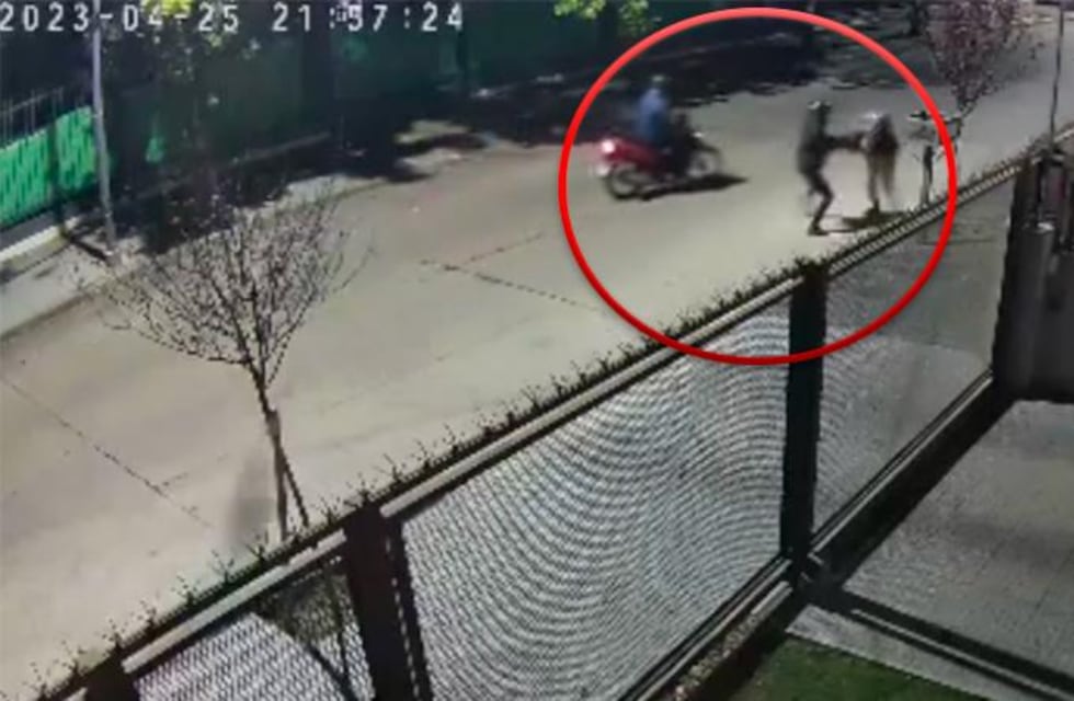 Los robos a mano armada no frenan en Córdoba: dos motochorros golpearon a un hombre en la calle