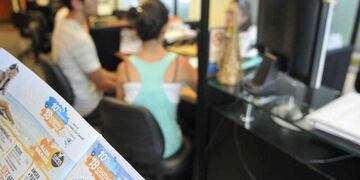 Cambio. Antes, el  70 por ciento de la gente pagaba en efectivo o de una sola vez,  y sólo un 30 por ciento  lo hacía con tarjeta. Ahora la relación  se invirtió. Muchos destinan sus ahorros a viajes futuros (La Voz / Darío Galiano).