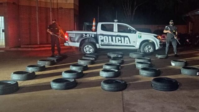 Efectivos policiales incautaron neumáticos de contrabando en Puerto Piray.