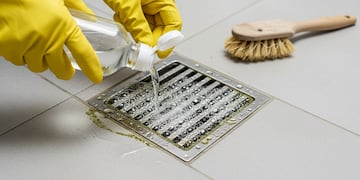 El vinagre blanco se ha convertido en un aliado clave para la limpieza de las rejillas en hogares preocupados por la higiene.