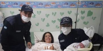 Los policías Raúl Ortega y Rocio Gonzalez asistieron a Gladys Estefanía Soria para que naciera la pequeña Valeri.