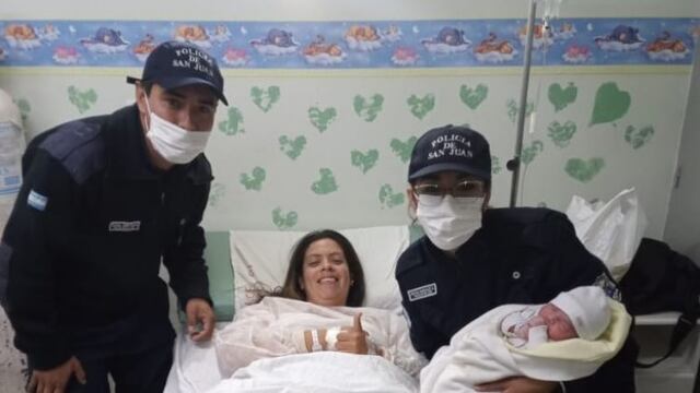 Los policías Raúl Ortega y Rocio Gonzalez asistieron a Gladys Estefanía Soria para que naciera la pequeña Valeri.