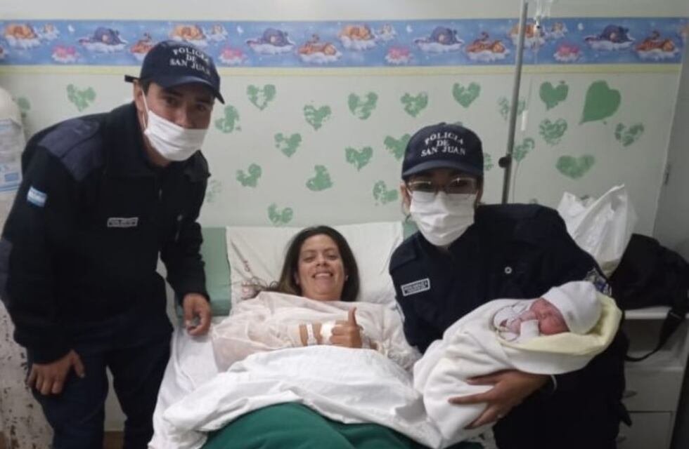 Dos policías sanjuaninos se vistieron de parteros y ayudaron a una joven madre a dar a luz a una beba