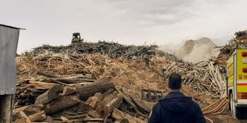 Se continúa trabajando para extinguir el incendio en el Aserradero “El Litoral”