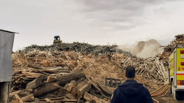 Se continúa trabajando para extinguir el incendio en el Aserradero “El Litoral”