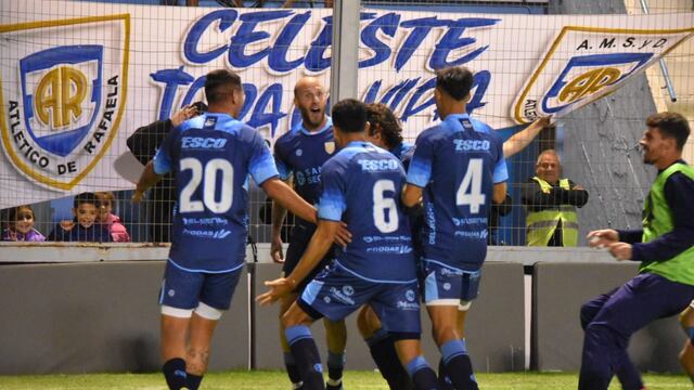 Todos van a saludar a Cristian Llama, luego de convertir su primer gol en Atlético de Rafaela