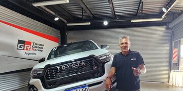 Raies, junto a la nueva Toyota Hilux GR-Sport IV.