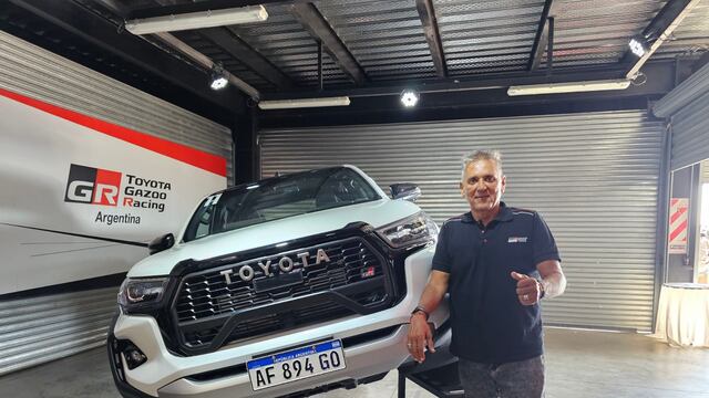 Raies, junto a la nueva Toyota Hilux GR-Sport IV.