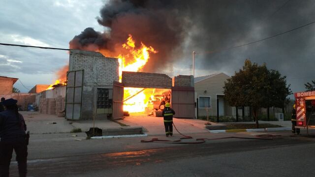 El fuego destruyó toda la el galpón de la fábrica de muebles, en un primer momento se temió que el fuego se extendiera a viviendas vecinas.