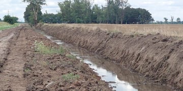 Las acciones de refuncionalización de canales y mejora de caminos buscan proteger tanto a las familias rurales como a los productores de la zona.
