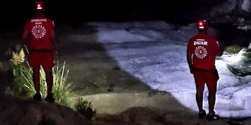 Miembros del Duar, bomberos y policías buscan al turista alemán.