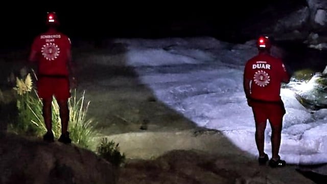 Miembros del Duar, bomberos y policías buscan al turista alemán.