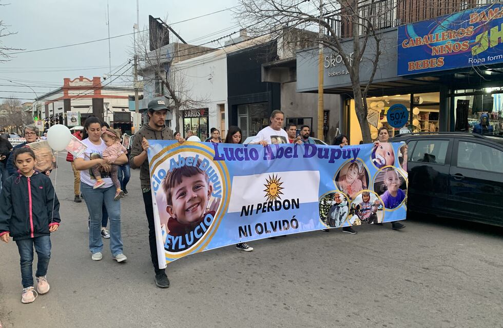 Multitudinaria marcha acompañó a la familia Dupuy durante la lectura del veredicto por el crimen del pequeño
