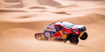 Nasser Al-Attiyah y su Toyota, en acción. El catarí logró el triunfo en la tercera etapa del Dakar 2021.