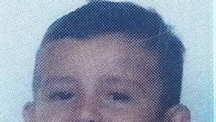 Mijael es de tez blanca, tiene ojos color marrón y estaba vestido con un short negro con rayas de color naranja y una camiseta de River Plate.