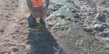 Inspectores provinciales realizaron monitoreos de agua para asegurar una minería responsable y con resguardo de los recursos hídricos.