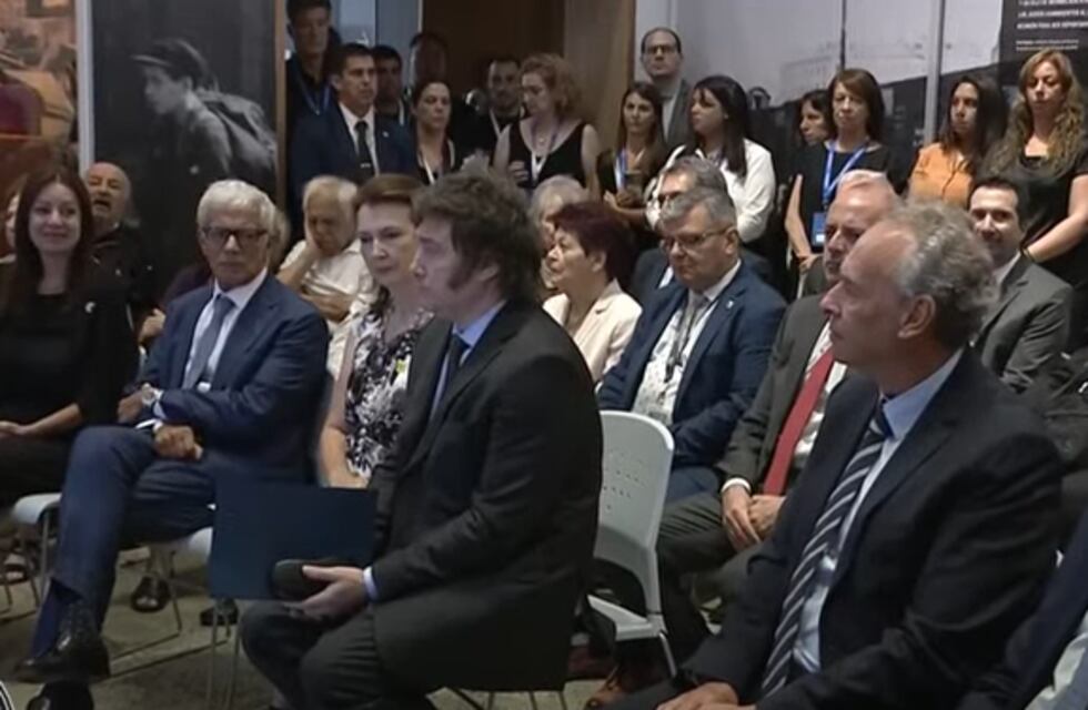 Milei participó en el acto por el Día del Holocausto, en su primera aparición pública tras la destitución del ministro de Infraestructura, Guillermo Ferraro