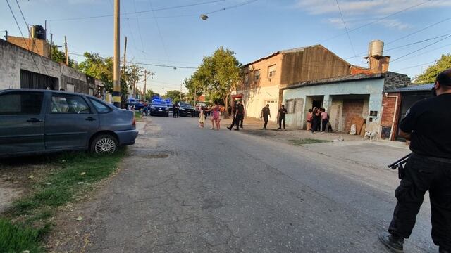 La Policía montó un operativo en Bertolé y Larralde para tratar de esclarecer el hecho. (@joseljuarezjose)