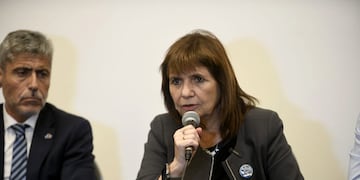 La ministra de Seguridad de la Nación, Patricia Bullrich junto al ministro Juan Pablo Quinteros en conferencia por la presentación de la Ley Anti Barras y para dar cierre al Curso Avanzado de Lucha contra el Narcotráfico. (Javier Ferreyra / La Voz)