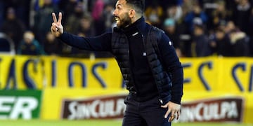 En el debut de Carlos Tevez como DT de Rosario Central, cayó 1 a 0 ante Gimansia y Esgrima de La Plata. (Foto: Télam)