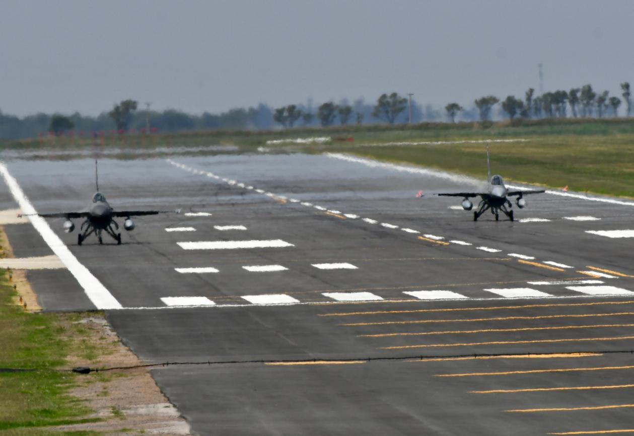 Llegaron a Córdoba los aviones caza F-16. (Tomy Fragueiro / La Voz)