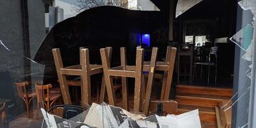 Destrozaron un local y lastimaron al propietario, fueron detenidos. Foto Telefe Noticias.