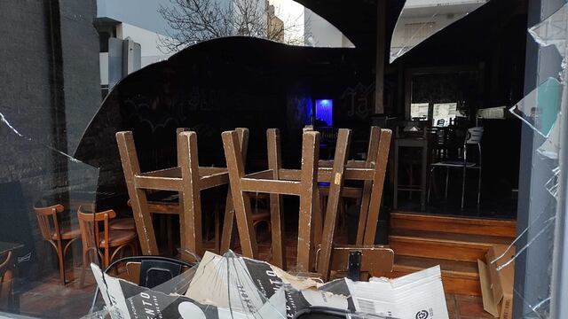 Destrozaron un local y lastimaron al propietario, fueron detenidos. Foto Telefe Noticias.