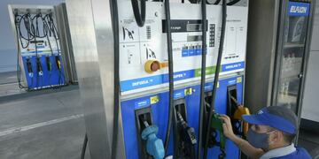 Volvió a subir la nafta y así quedaron los precios en Mendoza