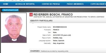 El cura está escondido en Italia, donde celebra misas.